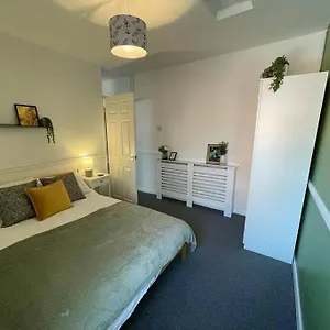2 Bed - Sleeps Five! Apartment