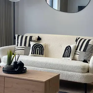 Trendy In Free Parking Apartment