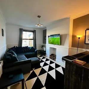Spacious 2 Bed Flat In Apartment